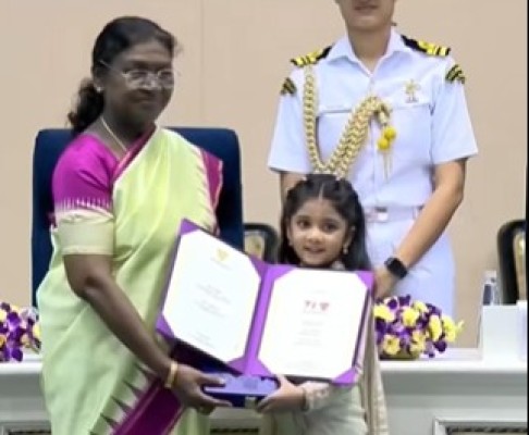 நான்கு வயதில்  தேசிய விருது; அரங்கம் அதிர மேடையேறிய சிறுமி - குவியும் பாராட்டுக்கள்! 